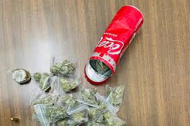 Napoli, Via Petrarca, uomo nascondeva droga nella lattina di Coca Cola