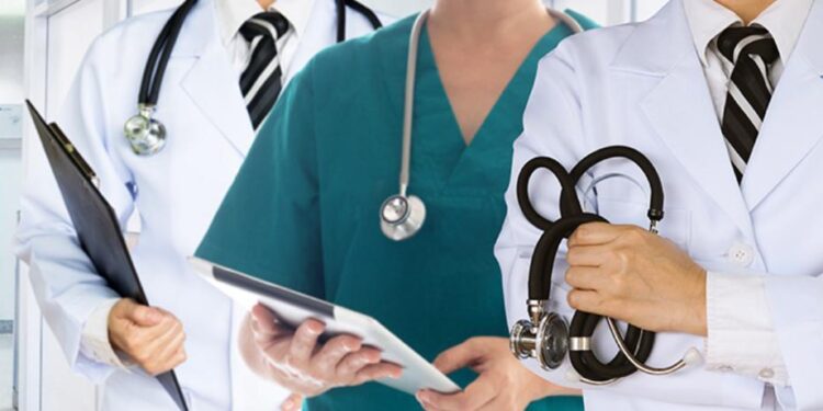 In Italia adesso la sanità è pubblica o privata??