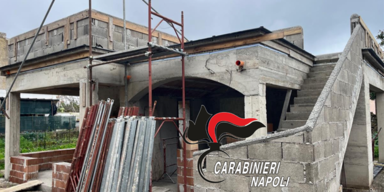 Procida , si costruisce in zone vincolate , denunce per abusivismo