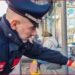 Tende un filo d’acciaio per strada ad altezza uomo