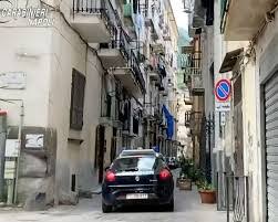 Castellamare di Stabia , rubano auto , scappano dai Carabinieri ma dai finestrini dell’auto