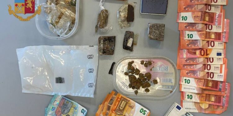Ercolano , custodisce nella propria abitazione, 1kg di droga e una contasoldi