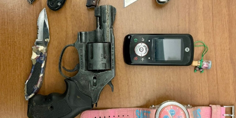 Afragola, arresto nelle Salicelle, per detenzione di pistole e coltelli