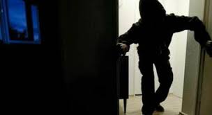 Casalnuovo, padre e figlio topi di appartamento, nella fuga speronano i Carabinieri