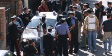Torre Annunziata , poligono di tiro della criminalità in una scuola abbandonata.