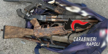 Castellamare di Stabia, borsone con armi “ pesanti” sulla tettoia di un box nel rione Moscarella