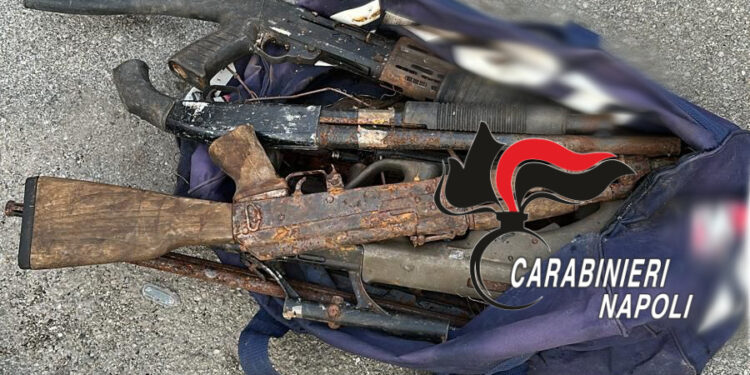 Castellamare di Stabia, borsone con armi “ pesanti” sulla tettoia di un box nel rione Moscarella