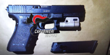 Caivano, pistola e puntatori laser seppelliti nel giardino di casa