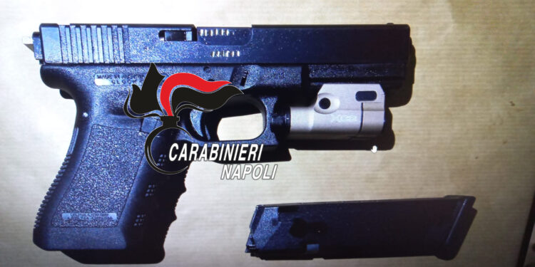 Caivano, pistola e puntatori laser seppelliti nel giardino di casa