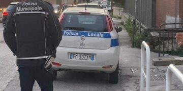 Casoria , polizia municipale chiude parrucchiere abusivo