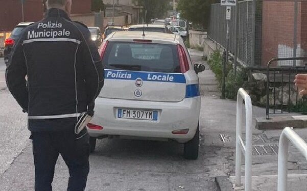 Casoria , polizia municipale chiude parrucchiere abusivo