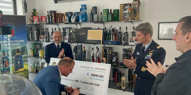 IL PROGETTO. “Un Dono dal Cielo per AIRC”: la storica distilleria Petrone di Mondragone dona un assegno di mille euro alla presenza del Generale di Brigata Aerea Urbano Floreani