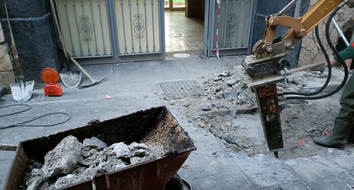 IL CASO. Perdita d’acqua davanti all’istituto: lezioni a rischio