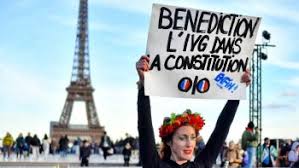 Francia riconosciuto il diritto all’aborto