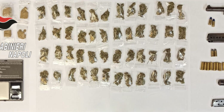 Castellamare di Stabia , sequestrate armi e droga nel rione Moscarella
