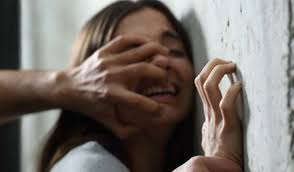 Napoli, Ai Decumani , gestore di un locale compie violenza sessuale su una turista inglese