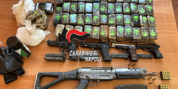 Scampia, 17 chili di droga ed armi nell’Oasi del buon pastore