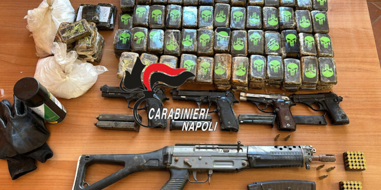 Scampia, 17 chili di droga ed armi nell’Oasi del buon pastore