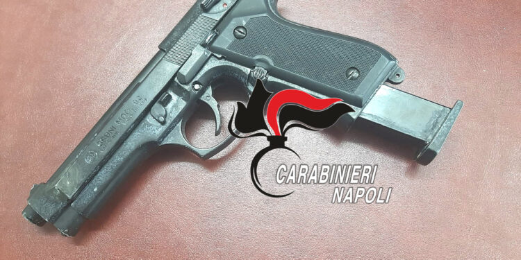 Poggiomarino, estrae la pistola e la lancia verso auto dei Carabinieri