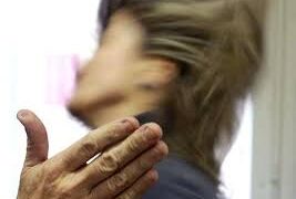 Qualiano, figlio con droga in casa, picchia la madre