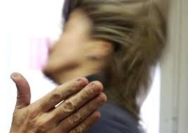 Qualiano, figlio con droga in casa, picchia la madre