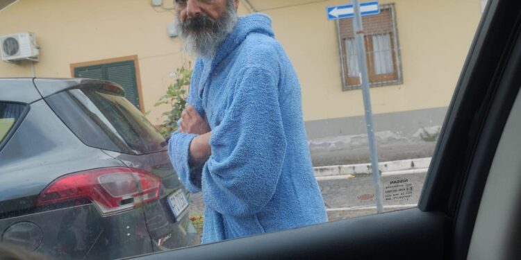 Frattamaggiore, uomo in accappatoio gira per il paese!!