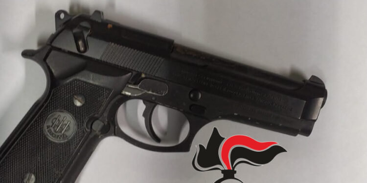 Pozzuoli, droga e pistola in casa di un 22enne , arrestato