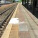 Casalnuovo, cammina sui binari del treno verso Napoli Centrale