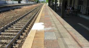 Casalnuovo, cammina sui binari del treno verso Napoli Centrale