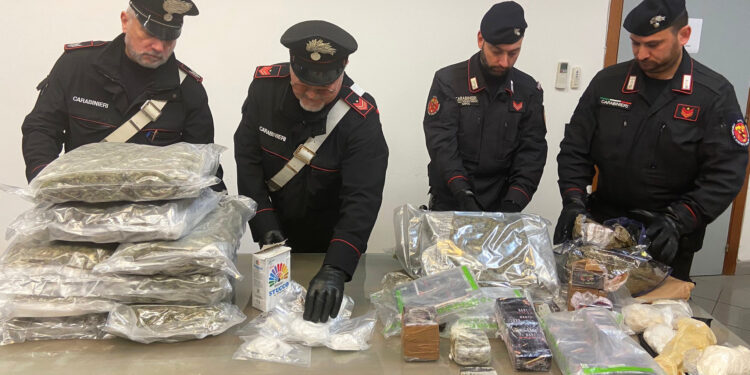 Castellammare di Stabia, droga ed armi murati