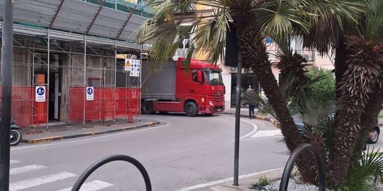 Frattamaggiore, Corso Durante bloccato da un tir straniero