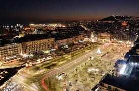 Piazza Garibaldi, derubato dell’auto parte all’inseguimento del ladro con l’aiuto dei rider