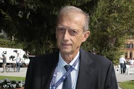 Piero Fassino , ex ministro della Giustizia, denunciato per furto di un profumo