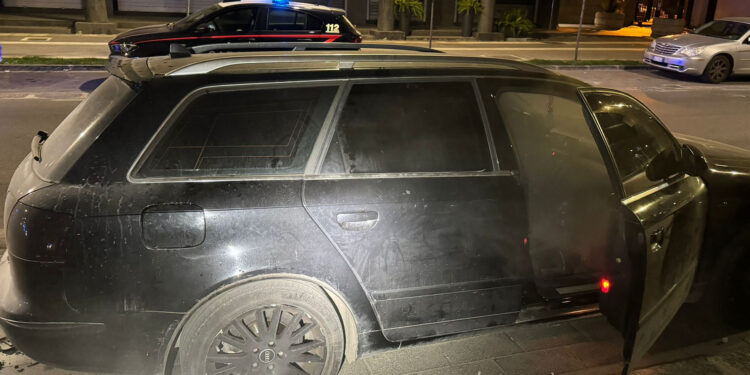 ACERRA, incendia un auto e poi si gode il rogo