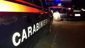 Villaricca, scena da film, con coltello in pugno per colpire la moglie ruba scooter