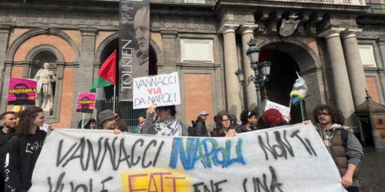 Il generale Vannacci contestato a Napoli