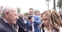 Caivano, Meloni a De Luca: “Presidente De Luca, sono la stronza della Meloni”. Gelo in platea.