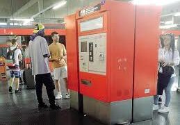 Piazza Amedeo, scassinata la macchina dei ticket della metro, arrestato