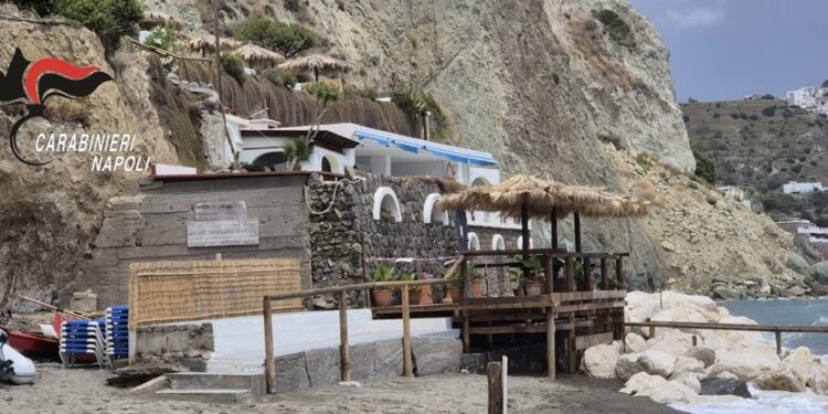 Ischia, sequestro per abusivismo a noto ristorante ai Maronti