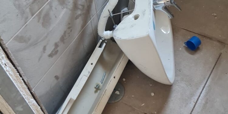 Casoria , raid vandalico ai servizi sanitari del Parco Michelangelo