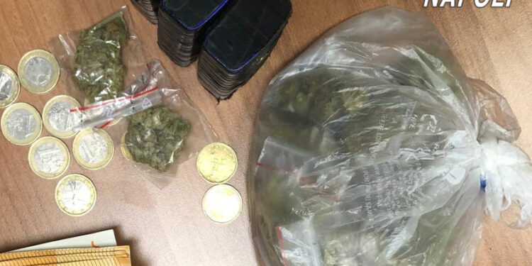 Scampia, droga in cofanetti ai clienti