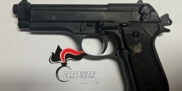 Napoli, i controlli dei Carabinieri alla movida scovano quindicenne armato di pistola