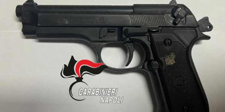 Napoli, i controlli dei Carabinieri alla movida scovano quindicenne armato di pistola