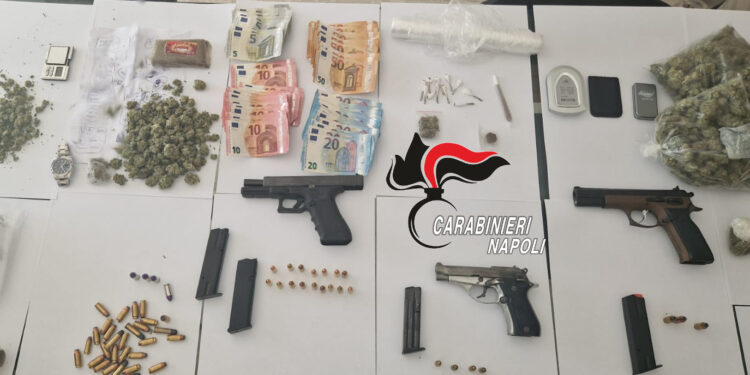 Casoria, blitz dei carabinieri, sequestro di armi e droga
