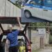 Arzano, abbandona i rifiuti, viene preso dalla polizia locale