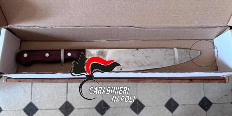 Napoli, rapina con coltellate al volto