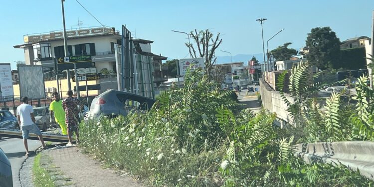 Grumo Nevano: automobile finisce nella scarpata
