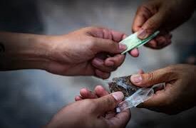 Caivano, vendita di droga dalla finestra di via Pio IX