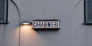 Ottaviano, salta muro di vita della caserma dei carabinieri e accoltella un appuntato