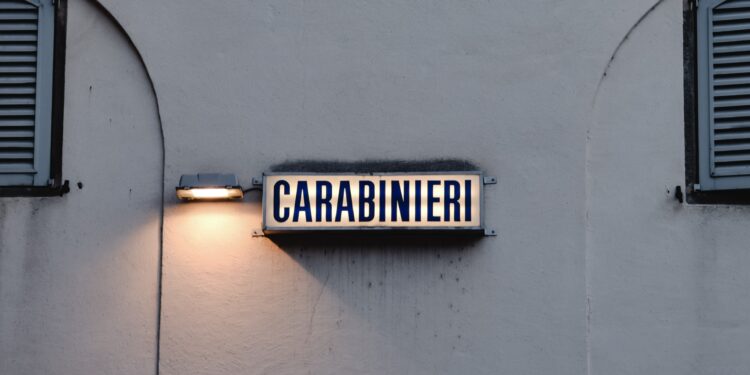 Ottaviano, salta muro di vita della caserma dei carabinieri e accoltella un appuntato